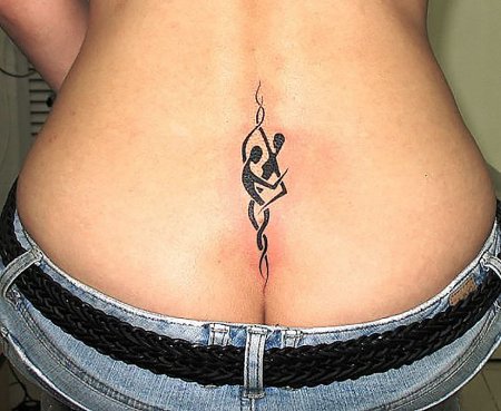 Тату женское на пояснице изящное
