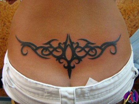Татуировки на пояснице женские