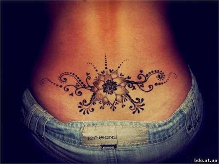 Тату на пояснице