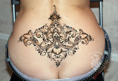 Тату на пояснице