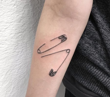 Тату булавка на руке