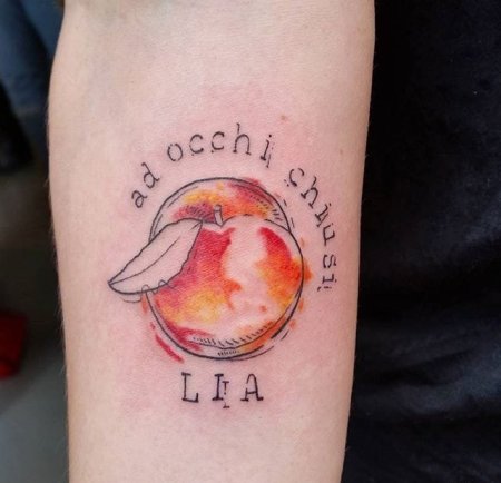 Тату персик Минимализм