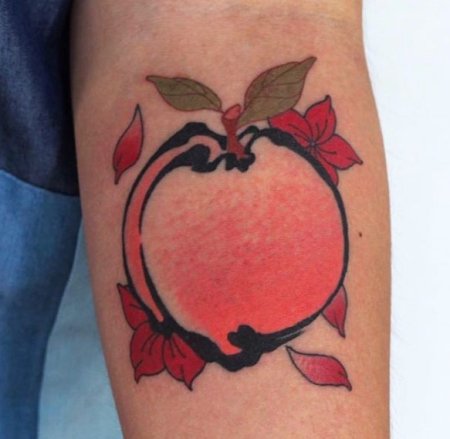 Тату персик на руке