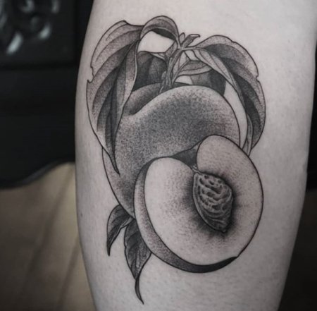 Тату персик черно белая