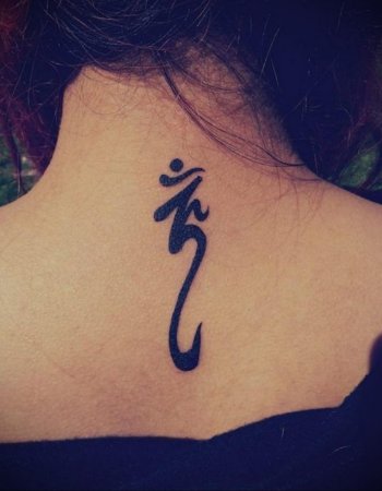 Тату женский знак