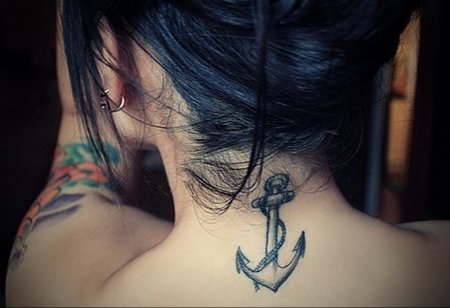 Тату якорь на шее для девушек