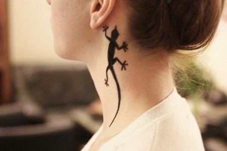 Тату ящерица на шее