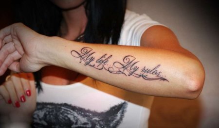 Тату надпись на руке