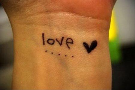 Маленькие надписи на руке ручкой