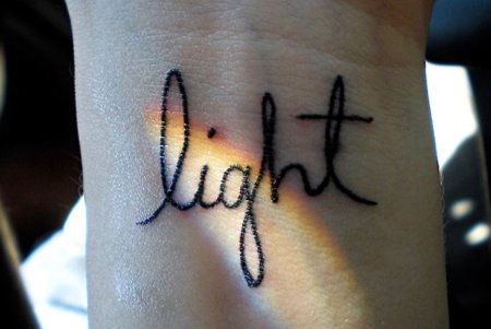 Тату на руке легкие надписи