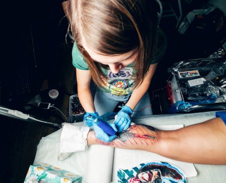 Ребенку набивают тату