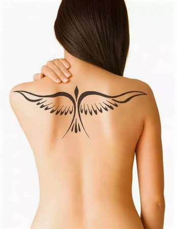 Тату Крылья на спине у девушек