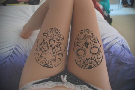 Тату на ляжке легкие