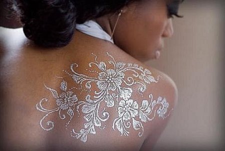 Белая Татуировка на черной коже