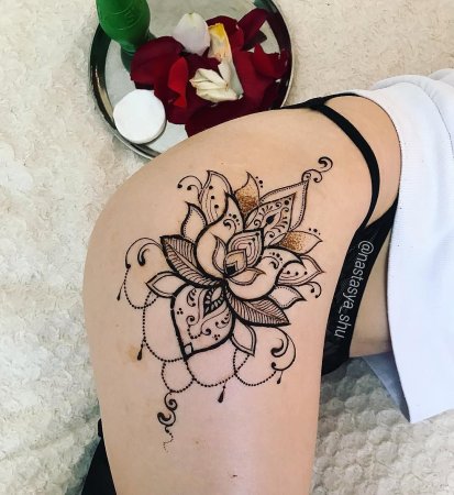 Тату мехенди на бедре