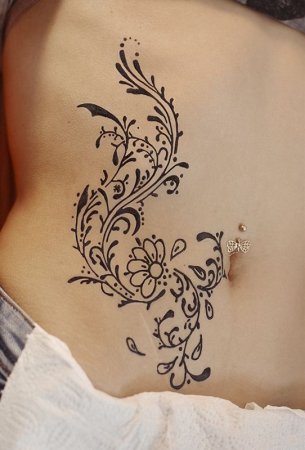 Узоры хной на животе легкие