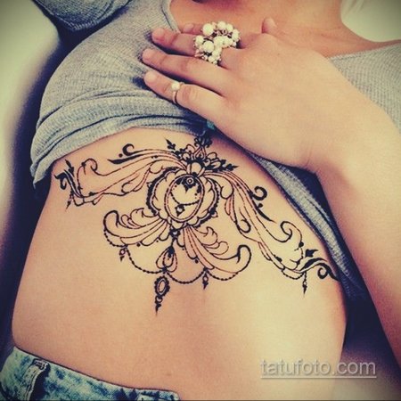Тату хной на животе