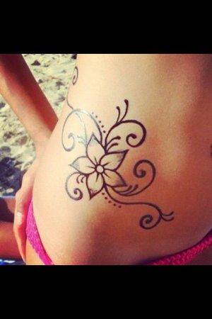 Тату хной на боку