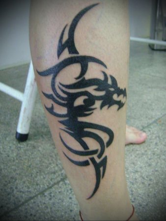 Дракончик тату на ноге мужское