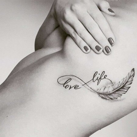 Тату бесконечность под грудью