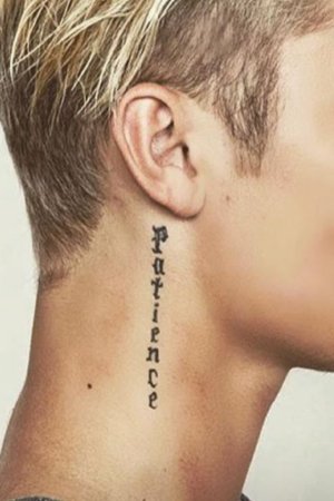 Justin Bieber тату на шее