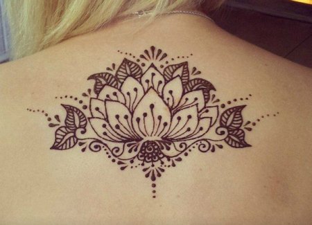 Лотос мехенди на спине
