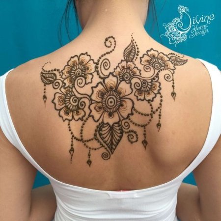 Менди на спине