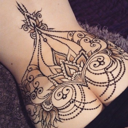 Тату мехенди на ягодицах