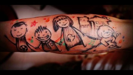 Тату на руке семья мама и трое детей