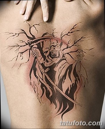 Тату смерть с косой на спине