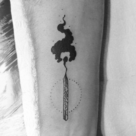 Горящая спичка