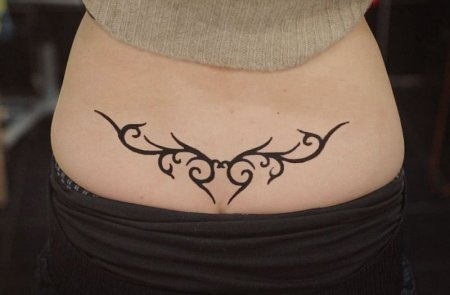 Тату на пояснице