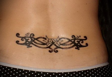 Орнамент на пояснице тату