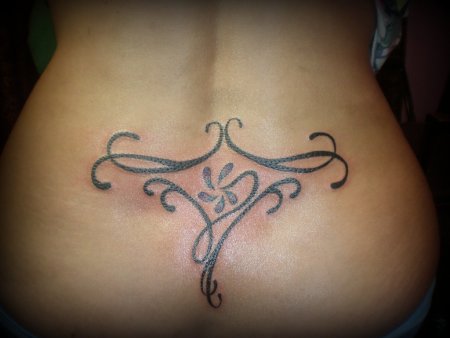 Тату на пояснице женские простые