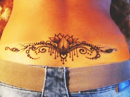 Тату на пояснице для девушек
