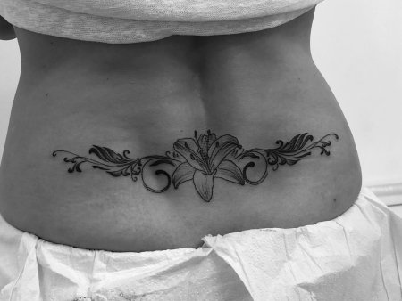 Тату на пояснице