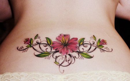 Тату на пояснице
