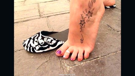 Тату на внешней стороне стопы