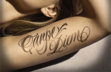 Carpe Diem Memento Mori тату на руке