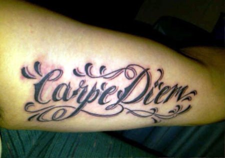 Carpe Diem надпись