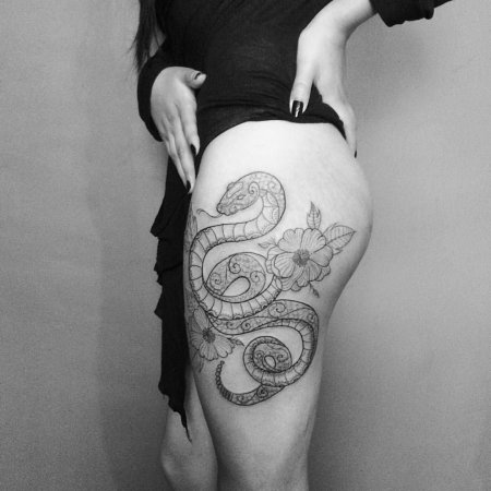 Татуировка на бедре для девушек необычные