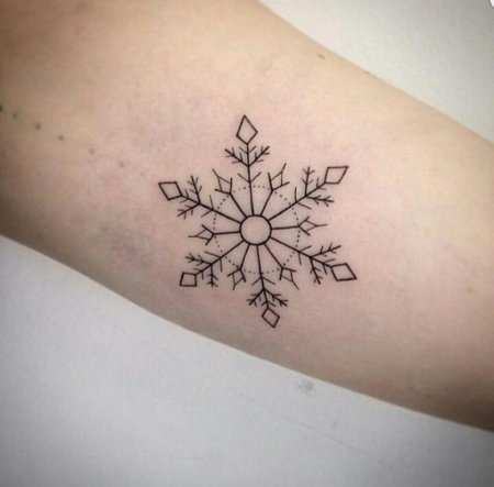 Тату в виде снежинки