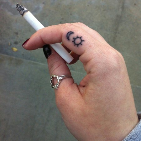 Маленькие тату на пальцах