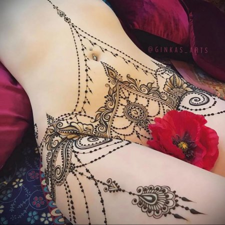 Мехенди на теле Гинкас