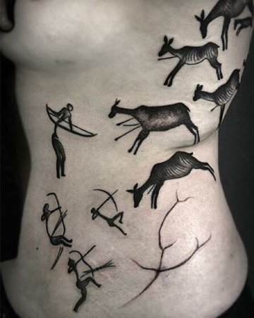 Тату в стиле наскальной живописи