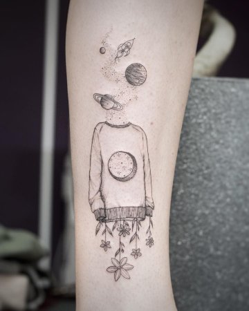 Тату космос для девушек