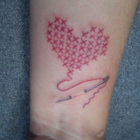 Вышивание нитками на коже