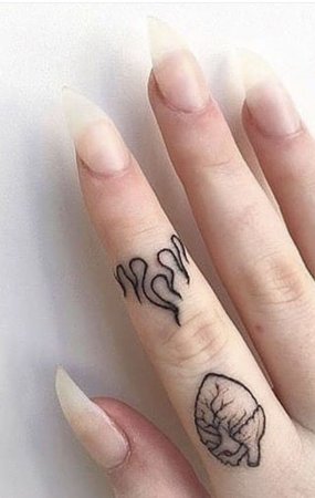 Тату на пальце для девушек