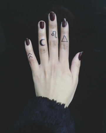 Тату на пальцах