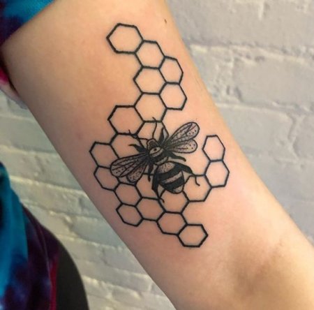 Татуировка пчелиные соты